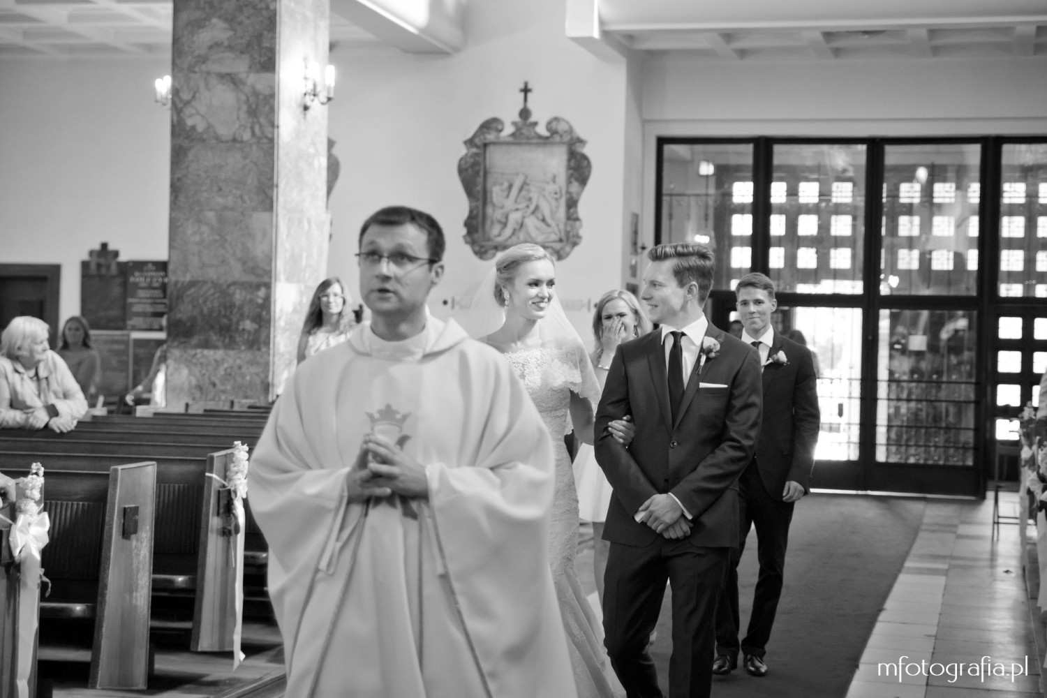 fotografia ślubna pary młodej w kosćiele w waw